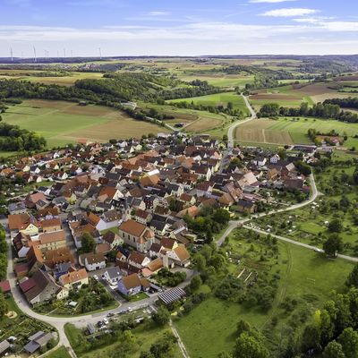 Die Gemeinde Bieberehren ist umgeben von Feldern und W&auml;ldern.