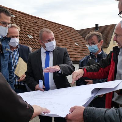 Bild vergr&ouml;&szlig;ern: Welche L&ouml;sungen gibt es f&uuml;r die offenen Fragen beim Bau des Feuerwehrhauses? Die B&uuml;ttharder tauschten sich dazu intensiv mit den Verantwortlichen des Landratsamtes aus.