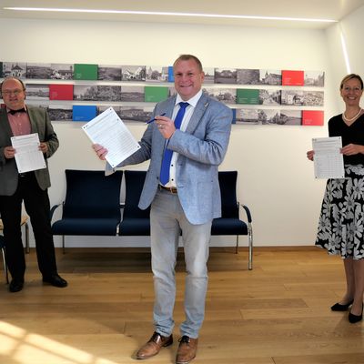 Bild vergr&ouml;&szlig;ern: Prof. Dr. Alexander Schraml (Vorstand Kommunalunternehmen), Landrat Thomas Eberth und Eva von Vietinghoff-Scheel (Vorstand Kommunalunternehmen) freuen sich &uuml;ber die vielen Frageb&ouml;gen und motivieren die B&uuml;rgerinnen und B&uuml;rger weitere zu schicken.