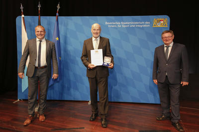 Altlandrat Eberhard Nuß (Mitte) ist mit der Kommunalen Verdienstmedaille in Silber ausgezeichnet worden. Landrat Thomas Eberth (links) und Innenstaatssekretär Gerhard Eck (rechts) freuten sich mit dem Geehrten über die Würdigung seiner Verdienste. 