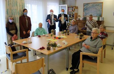 Der Strickkreis Rottendorf fertigt seit sieben Jahren Babys&ouml;ckchen f&uuml;r Familien im Landkreis W&uuml;rzburg. Landrat Thomas Eberth (4.v.l.) besuchte die ehrenamtlichen Seniorinnen. Mit dabei waren Christine Dawidziak-Knorsch (2.v.l.) und Klaus Friedrich der 2. 
