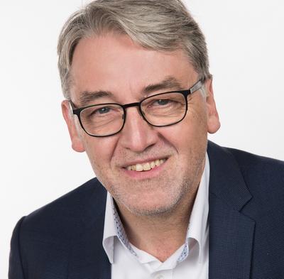 Bild vergr&ouml;&szlig;ern: Thomas Hellmuth wurde als Kreisrat des Landkreises W&uuml;rzburg vereidigt.