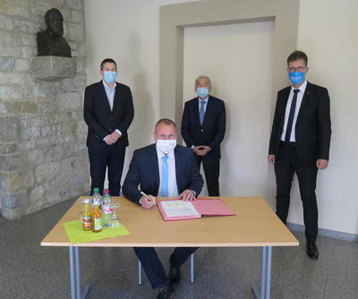 Oberbürgermeister Christian Schuchardt bei der Vertragsunterzeichnung zur Eröffnung eines weiteren Testzentrums an der Universitätsklinik Würzburg.