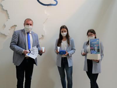 Landrat Thomas Eberth (links) unterst&uuml;tzte die Sch&uuml;lerfirma mit Anteilsscheinen. Die Delegation bestand aus Paula Zachow (Mitte) und Anna Hufnagel von der &raquo;Care to go&laquo;-Finanzabteilung. 