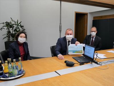 Der B&uuml;rgerdialog Stromnetz konnte Corona-bedingt nicht als Pr&auml;senzveranstaltung stattfinden, sondern wurde virtuell veranstaltet. Von Seiten des Landratsamtes anwesend waren von links: Mara Hellstern, Leiterin des Gesch&auml;ftsbereiches Umweltamt (GB 5), Land
