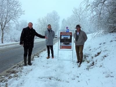v.l.: Landrat Thomas Eberth zusammen mit Sebastian Beck von der Stra&szlig;enverkehrs- und Zulassungsbeh&ouml;rde des Landratsamts W&uuml;rzburg und Michael Hein 1. Vorsitzender und Ausbilder des Bayerischen Landesjagdverbands bei der Aufstellung einer Wildwarntafel im v