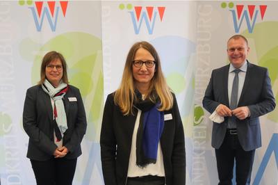 Isabell Schumacher (Leiterin Büro des Landrats; hinten links) und Landrat Thomas Eberth (hinten rechts) gratulierten Alexandra Münch (Mitte) mit Corona-konformem Abstand zu ihrem 25. Dienstjubiläum.
