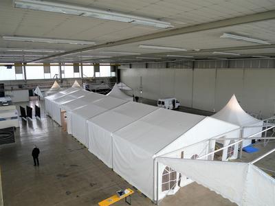 Im Hangar 3 in Giebelstadt entsteht derzeit das gro&szlig;e Impfzentrum. Baurechtlich und sicherheitstechnisch wurde nun alles gepr&uuml;ft und f&uuml;r gut befunden. 