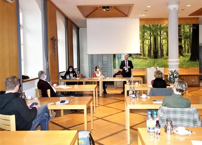 In der gro&szlig;en Aula des Amtes f&uuml;r Ern&auml;hrung, Landwirtschaft und Forsten traf sich Landrat Thomas Eberth zu einem ersten Meinungsaustausch mit den Tr&auml;gern der Freien Wohlfahrtspflege in Stadt und Landkreis W&uuml;rzburg. 