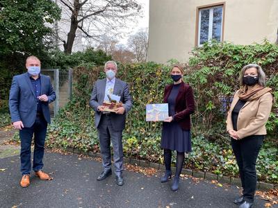 Corona-bedingt ein Abschied im kleinen Kreis: Landrat Thomas Eberth (l.) und Schulb&uuml;rgermeisterin Judith J&ouml;rg (2.v.r.) verabschiedeten gemeinsam mit der stellvertretenden Leiterin der Staatlichen Schul&auml;mter W&uuml;rzburg Stadt und Land, Claudia Vollmar, den sc
