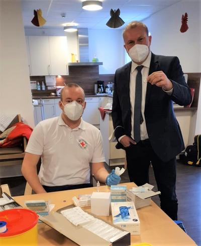 Bild vergr&ouml;&szlig;ern: Landrat Thomas Eberth (rechts) begutachtet eine der ersten in der Region verf&uuml;gbaren Impfdosen von BioNTech, die am vergangenen Samstag in die Region geliefert worden ist.