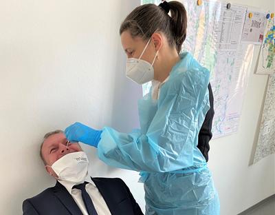 LR Eberth im Testzentrum