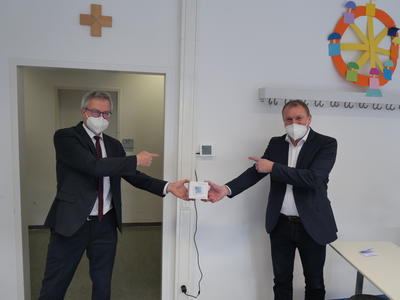 Landrat Eberth und Schulleiter Schmitt nehmen CO2-Ampel am Deutschhaus-Gymnasium in Betrieb