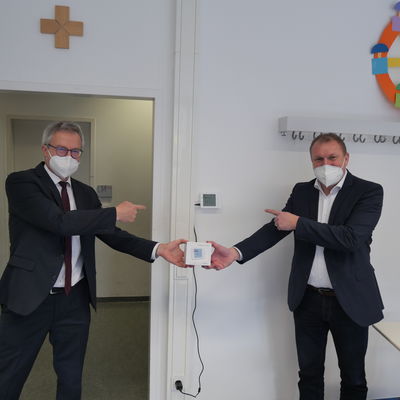 Landrat Eberth und Schulleiter Schmitt nehmen CO2-Ampel am Deutschhaus-Gymnasium in Betrieb