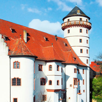 Thront oben auf dem Schlossberg: das Schloss in Rimpar