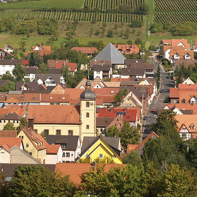 Ortsansicht der Gemeinde mit der Dorfkirche.