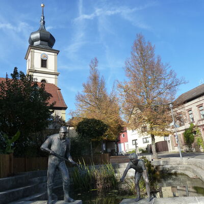 Statuen vor der Kirche in Giebelstadt
