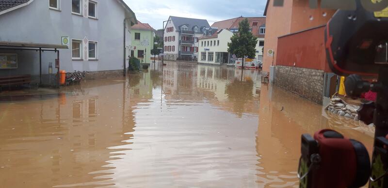 Bild vergrößern: Rund einen halben Meter hoch stand das Wasser im Ortskern von Reichenberg.
