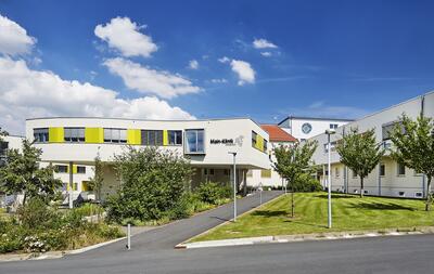 PM Haus&auml;rztliche Versorgung im LK W&uuml;_Mainklinik_Au&szlig;enansicht