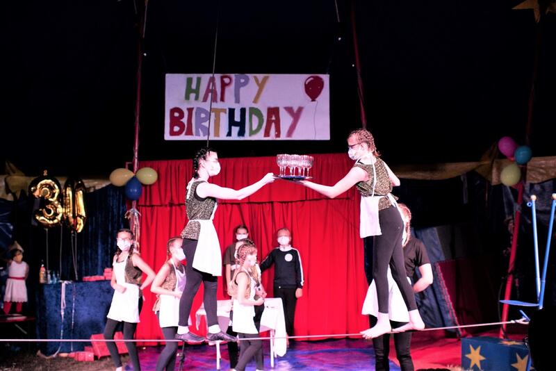 Bild vergrößern: Auch beim 30-jährigen Jubiläum des »Circus Wirbelwind« im Landkreis Würzburg boten die jungen Artistinnen und Artisten eine tolle Abschlussvorstellung, in diesem Jahr in Höchberg.