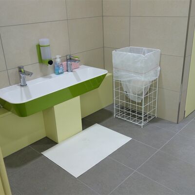 Ein Waschbecken in einem WC.