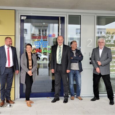 Landrat Thomas Eberth und Altlandrat Eberhard Nu&szlig; bei der Er&ouml;ffnung der Kita am Landratsamt.