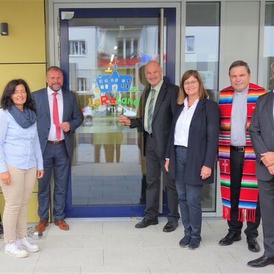 Altlandrat Eberhard Nu&szlig;, Landrat Thomas Eberth und seine Stellvertreterinnen Christine Haupt-Kreutzer und Karen Heu&szlig;ner bei der Er&ouml;ffnung der Kita am Landratsamt.