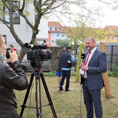 Landrat Thomas Eberth gibt bei der Er&ouml;ffnung der Kita am Landratsamt ein Interview f&uuml;rs Fernsehen.