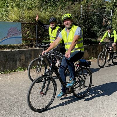 Fahrradfahrer auf einem Radweg.