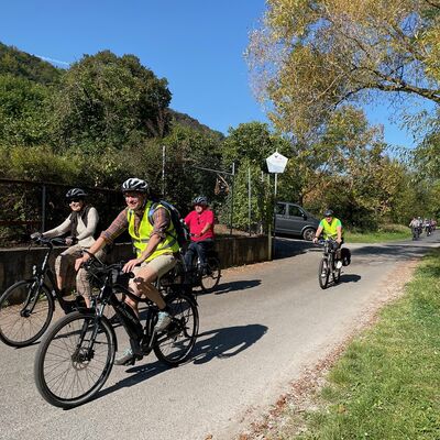 Fahrradfahrer fahren auf einem Radweg.