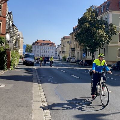 Fahrradfahrer fahren durch eine Stadt.