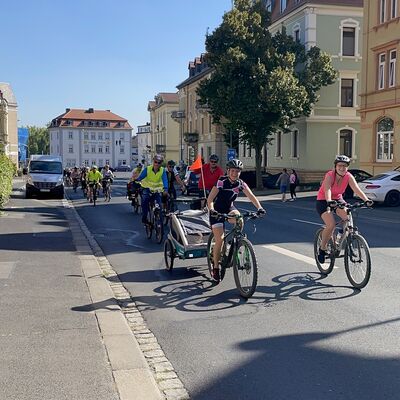 Fahrradfahrer fahren durch eine Stadt.