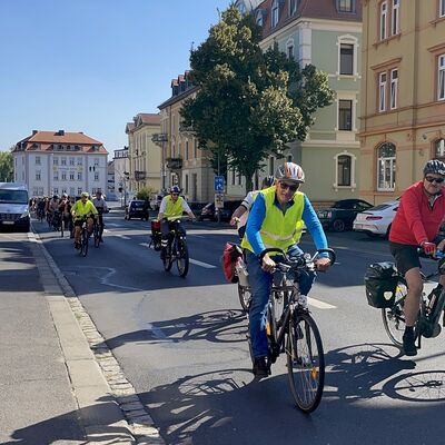 Fahrradfahrer fahren durch eine Stadt.