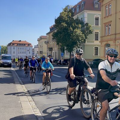 Fahrradfahrer fahren durch eine Stadt.