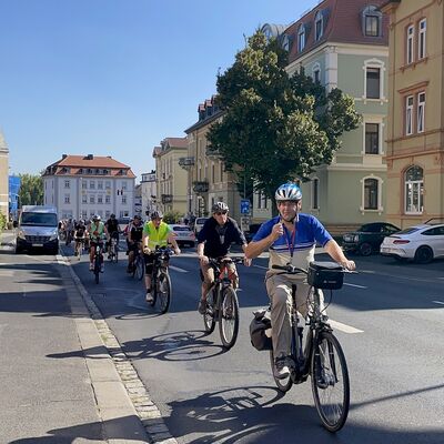 Fahrradfahrer fahren durch eine Stadt.