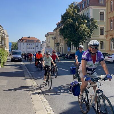 Fahrradfahrer fahren durch die Stadt.