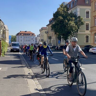 Fahrradfahrer fahren durch eine Stadt.