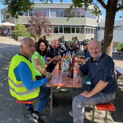 Altlandrat Eberhard Nu&szlig; sitzt mit mehreren Personen an einem Biertisch. Es stehen Getr&auml;nke auf dem Tisch.