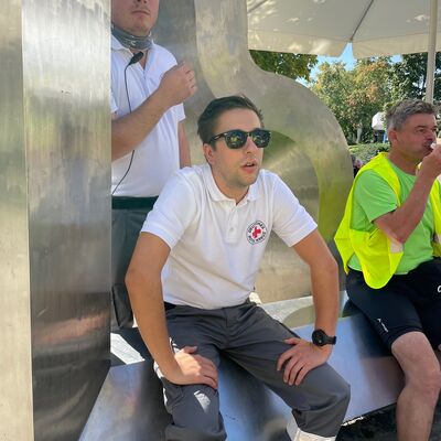 Ein sitzender Rettungssanit&auml;ter.