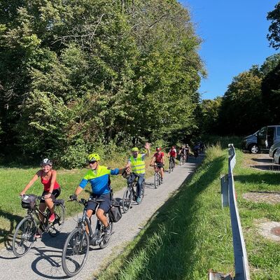 Fahrradfahrer auf einem Radweg.