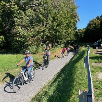 Fahrradfahrer auf einem Radweg.