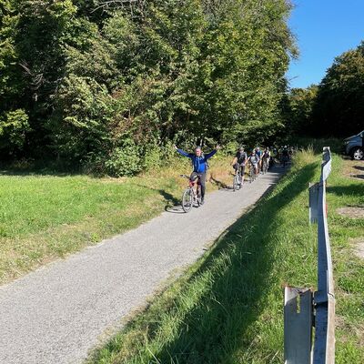 Fahrradfahrer auf einem Radweg.