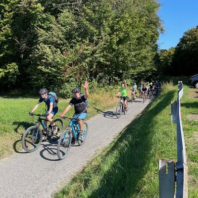 Fahrradfahrer auf einem Radweg.