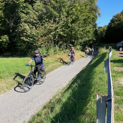 Fahrradfahrer auf einem Radweg.