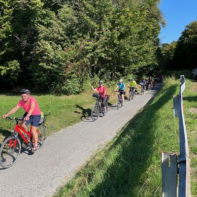 Fahrradfahrer auf einem Radweg.