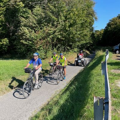Fahrradfahrer auf einem Radweg.