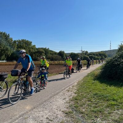 Fahrradfahrer fahren auf einem Radweg.