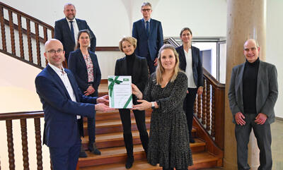 AOK Bayern übergibt Kooperationsurkunde an Gesundheitsregion plus Würzburg