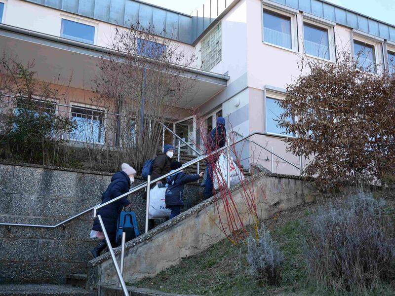 Bild vergrößern: Im Jugendhaus Leinach kamen am Dienstag, 8. März 2022, insgesamt 50 Personen an - oft Familien, die in der Eile das Nötigste in Tüten gepackt hatte.