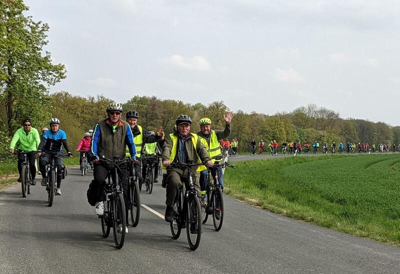 Bild vergrößern: Radlerfrühling 2022: Rund 200 Radbegeisterte begleiteten Landrat Thomas Eberth auf seiner diesjährigen Radltour durch den Landkreis Würzburg.